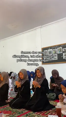 kalau Allah belum qobulkan, itu mungkin saja karena Allah mau kamu lebih dekat dengan - Nya ❤️ #reminder #quotestory #tebarkebaikan #masukberandafyp #foryoupage 