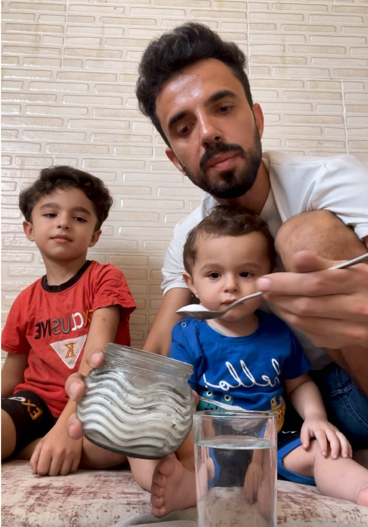 أنا وأطفالي نشرب الماء والملح 🧂🥛 من أجل البقاء على قيد الحياة🫂
