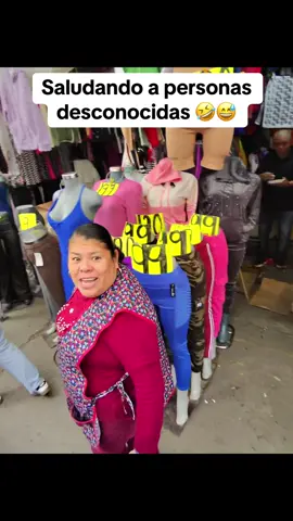 Saludando a desconocidos en la calle 🤣😅 #humor #funnyvideos #funny #comedia #viral 