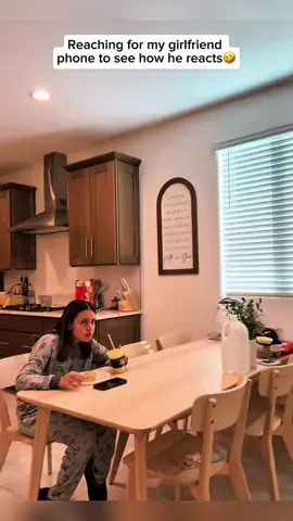 Phone prank reaction 🤣#scarepeople #scare #scareprank #jumpscare #viral #trending #fyp #funny #jumpy #funnyprank 