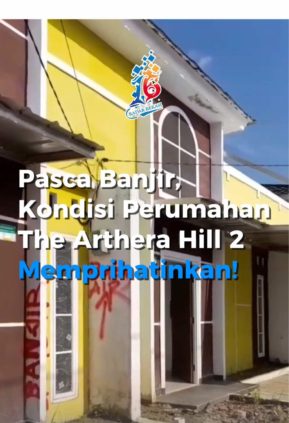 Pasca Banjir, Kondisi Perumahan The Arthera Hill 2 *Memprihatinkan!* Kondisi Perumahan The Arthera Hill 2 di Desa Jayasampurna Kecamatan Serang Baru Kabupaten Bekasi, memprihatinkan pasca banjir yang melanda pada pekan pertama Juli lalu. Berdasarkan pantauan Radar Bekasi, Rabu (23/7), sisa lumpur bekas banjir masih terlihat di jalan maupun halaman rumah, yang kini sudah mengering dan pecah-pecah. Kondisi itu tampak di hampir seluruh akses jalan di perumahan tersebut. Para penghuni juga melampiaskan kekesalannya dengan mencoret-coret dinding rumah dan meninggalkannya. Beberapa rumah warga tampak sepi karena ditinggal pemiliknya dengan kondisi kotor akibat bekas banjir. Tembok-tembok rumah mulai retak dan berubah warna dari kuning menjadi coklat karena bercampur tanah.  Selain itu, beberapa penghuni masih sibuk membenahi peralatan rumah tangga yang terdampak banjir, seperti pakaian, buku, tempat tidur, hingga peralatan elektronik. Baca selengkapnya di www.radarbekasi.id (link di bio) #harianradarbekasi  #beritabekasi #TheArtheraHill2 #BanjirBekasi 