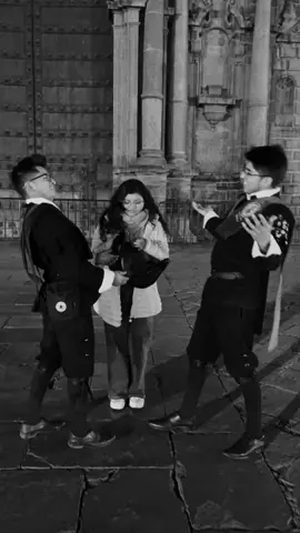 🎼 Dicen que la tuna conquista corazones… Pero esta vez, los corazones se conquistaron entre ellos 💔 . . (Todo es ficción) Agradecemos la colaboración de @psico.kathe #unsaac #cusco #humor #fyp #infidelidad #corazonroto💔 #cusco #cuscotiktok #tunauniversitaria #paratii #humortiktok 