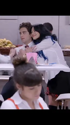 Emilia y Machu peleando por el amor de León😂. #likelaleyenda #peleaporhombre #problemas #discusion #celos #paratii 