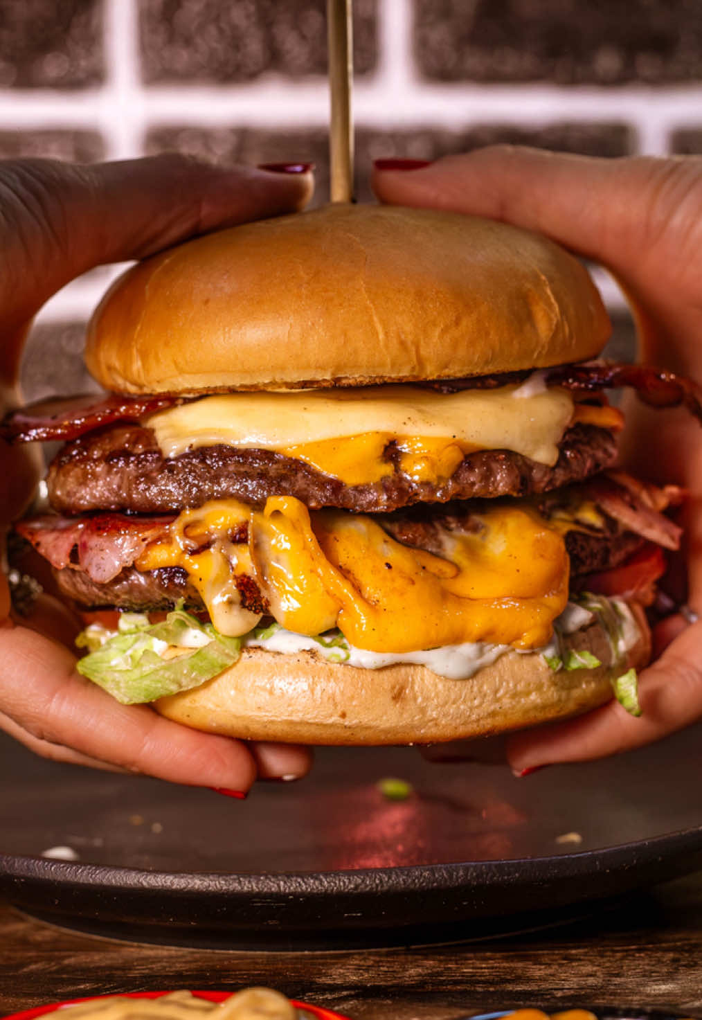 Tava tudo pronto pra ser só mais uma virada de hambúrguer na chapa mas aí algo de errado não estava certo Colamos no maxburgerfloripa pra renovar os vídeos e fotos dos Brabos e o dia foi daquele jeito: cheio de estilo, larica e movimento de câmera que nem Bollywood ousaria. seu lanche é brabo mesmo? então o vídeo tem que ser no mínimo cabuloso também Quer um vídeo que faz seu lanche vender mais? Me vhama agora e vamos fazer um pack de conteúdo prontinhompra postar e estourar nas redes. #marketinggastronomico #donosderestaurantes #hamburguer #hamburgueriaartesanal #burger 