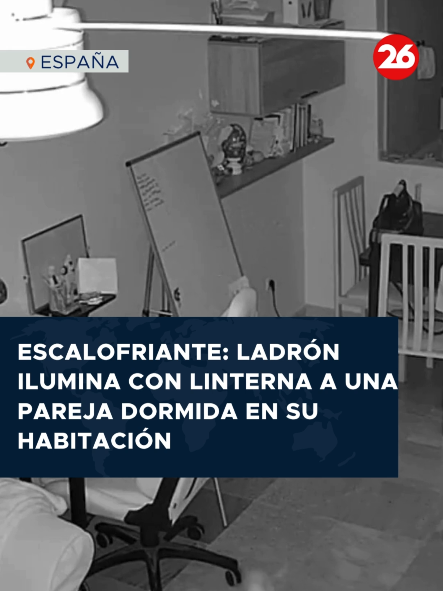 🚨 Entró a robar, pero se quedó mirando: escalofriante invasión mientras dormían Una pareja en Marbella difundió un perturbador video de seguridad que muestra a un ladrón enmascarado dentro de su casa, apuntando con una linterna al cuerpo de la mujer mientras dormía. Todo ocurrió a principios de junio, cuando notaron la falta de 300 euros y revisaron las cámaras de seguridad. Lo que encontraron fue aún más inquietante: el intruso no solo los observaba mientras dormían, sino que volvió varias veces al dormitorio y apuntó deliberadamente su linterna sobre Pilar, la mujer de la casa. El video, compartido por Alex Varona y su pareja, muestra el comportamiento anormal del ladrón. Según Varona, la policía le comentó que los robos de este tipo son frecuentes en la zona, pero no así la “conducta enfermiza” del delincuente. Crédito: Alex Varona via Storyful #España #Viral #Canal26