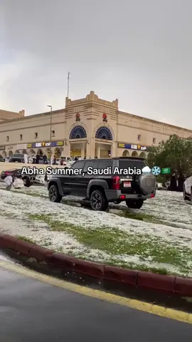 أبها ترفض الصيف وبشّدة🤩🌨️ التنوع الجغرافي بالمملكة العربية السعودية جداً مُبهر🇸🇦🌨️#abha #ابها #4u #ثلوج_ابها #صيف_ابها 