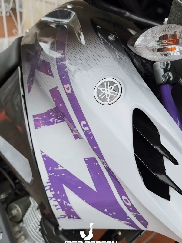 🔥Diseño dinámico que responde a la luz: esta XTZ 150 lleva un wrap difuminado con perla psicodélica que cambia por completo bajo el sol. Personalización con actitud.🏍️ . Colores y diseños únicos . Cotiza con nosotros 📳3168567337  . . #wrap #wrapping #diseñopersonalizado #forrado #bucaramanga #xtz150 #xtz125 