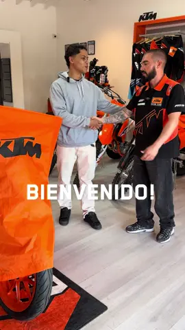 . . . Hoy hicimos realidad el sueño de uno de nuestros clientes: su primera moto, y nada menos que una KTM 200 DUKE ! 🧡  Desde siempre soñó con tener una KTM … y hoy por fin ese sueño se vuelve convierte en realidad.  🔥 Felicidades y bienvenido al mundo naranja ! 🧡  #ktm #moto #ktm200duke #orienteantioqueño #ktmcolombia 