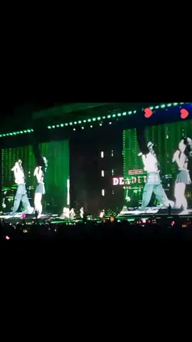 rosé sings lisa’s fvck up the world during the encore stage 😭#bp_dinny🤍 #BLACKPINK #JISOO #JENNIE #ROSÉ #LISA #BLINK #fst♡ #xh #fyb #fybシ 
