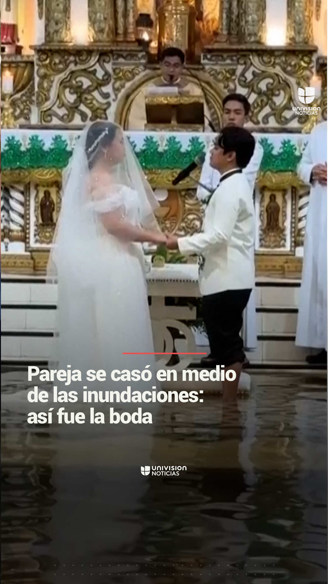 🤵‍♂️👰‍♀️💍 Esta pareja se casó en medio de las inundaciones: así fue la boda. Jade Rick Verdillo y Jamaica Aguilar decidieron caminar hacia el altar el día de su boda, incluso si eso significaba caminar por una iglesia inundada en Filipinas. “Siento que los desafíos no terminarán. Es solo una prueba”, dijo Verdillo al salir del recinto. Más de 80,000 personas han acudido a refugios de emergencia tras las inundaciones, deslizamientos de tierra y marejadas causadas por el tifón Wipha en Filipinas. #Filipinas #trends #boda #weeding #pareja #couple #tifón #desastresnaturales #inundaciones #UnivisionNoticias #UnivisionNoticias     