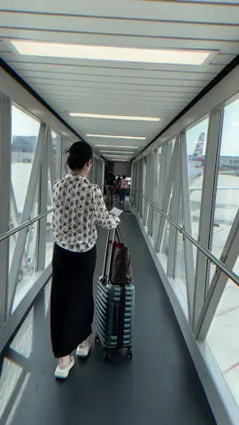 • Thế giới chia làm hai nửa . Nửa muốn bôn ba , nửa muốn trở về nhà..! 🇺🇸 #CapCut 