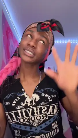 with a SOUND of a SNAP 🫰💚🩷👱🏾‍♀️ , piano tiles 2 w/ 6arleyhuman & cortisa star out NEOW 😘, yall like my new hair? 