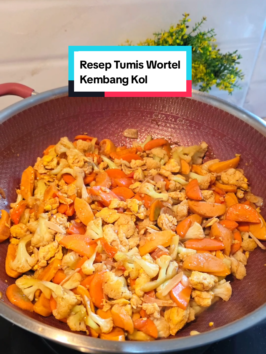 #menurumahan Hari ini aku bikin menu yang simpel tapi di jamin mantap. Tumis Wortel Telur Kembang Kol bahan-bahan : 5 bawang putih 7 bawang merah 9 cabe rawit 2 buah wortel 2 buah sosis 250 gr kembang kol (rebus 1 menit) 3 btr telur 1 sdt garam ½ sdt lada 1 sdt kaldu bubuk 1 sdm saus tiram 2 sdm kecap manis #masakanrumahan #dapurmamaery  #tumiswortelkembangkol #tumiswortel