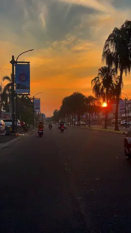 Video2 nya ambil aja , kalian edit sendiri ya, ga usah izin dan ga usah folow, di izinin Harapan Indah Bekasi #view #foryou #bekasi #fyp #harapanindah #senja 