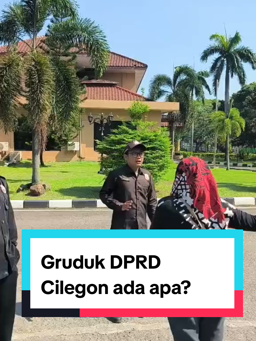 BREAKING NEWS !!! Orang Tua Siswa Paskibra Gruduk DPRD Cilegon, Mencari Kepala Kesbangpol  Orang tua siswa anggota Paskibraka 2024 terlihat berbincang dengan Pamdal DPRD Cilegon, Kamis (24/7), menanyakan keberadaan Kepala Kesbangpol. Mereka menuntut kejelasan janji uang pembinaan dan study tour yang tak kunjung direalisasikan. Reporter : Adam Fadillah/Radar Banten #paskibrakacilegon #orangtuasiswa #kesbangpol #cilegon #studytour #berita #viral 