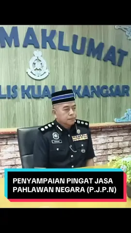 PENYAMPAIAN PINGAT JASA PAHLAWAN NEGARA (P.J.P.N) TANPA ISTIADAT PERINGKAT IBU PEJABAT POLIS DAERAH KUALA KANGSAR Kuala Kangsar, 22 Julai 2025 - YDH ACP Heisham bin Harun, Ketua Polis Daerah Kuala Kangsar hadir ke Majlis Penyampaian Pingat Jasa Pahlawan Negara (PJPN) Tanpa Istiadat kepada Pesara Polis, Bekas Polis dan Petugas Era Darurat di bawah pentadbiran IPD Kuala Kangsar yang telah berlangsung di Bilik Maklumat Balai IPD Kuala Kangsar Pingat Jasa Pahlawan Negara ini dianugerahkan kepada pesara polis, bekas polis dan petugas-petugas polis yang berkhidmat sebelum tahun 1990. Seramai (14 ) orang pesara  atau waris yang telah hadir pada program ini. Selain itu, YDH Ketua Polis Daerah Kuala Kangsar telah berbesar hati menyantuni dan menyampaikan Pingat Jasa Pahlawan Negara (P.J.P.N) kepada pesara-pesara polis yang terlibat serta menghargai jasa Pesara Polis semasa sepanjang berkhidmat dalam pasukan PDRM.  Turut hadir, ASP Ahmad Hamzah bin Kasdi,  Ketua Bahagian Pengurusan Daerah Kuala Kangsar, Ketua Polis Balai Kuala Kangsar dan Pegawai Rendah Polis serta para Pesara Polis. Majlis berakhir dengan jayanya.