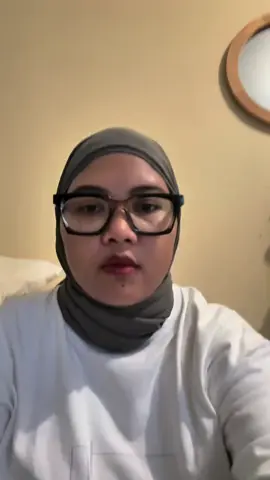 Hari gini masih aja pake UU ITE. Menurut gue mah malu sih… pasalnya, UU ITE terkait pencemaran nama baik udah ngga bisa dipakai sama pejabat publik. Konyolnya lagi, mereka (Diky dan Indira) ini seorang pengacara publik yang lagi membela hak dampingannya yang diintimidasi hakim, eh malah dilaporin balik. Kasus intimidasi hakimnya ngga diproses, yang diproses malah UU ITEnya. Jadi polisi nih kerja buat siapa sih? Mana masih aja pake aturan ketinggalan jaman.  #lbhpadang  #keadilanuntuksemua  #kitaberhakkritis  #kamibersamadikiindira