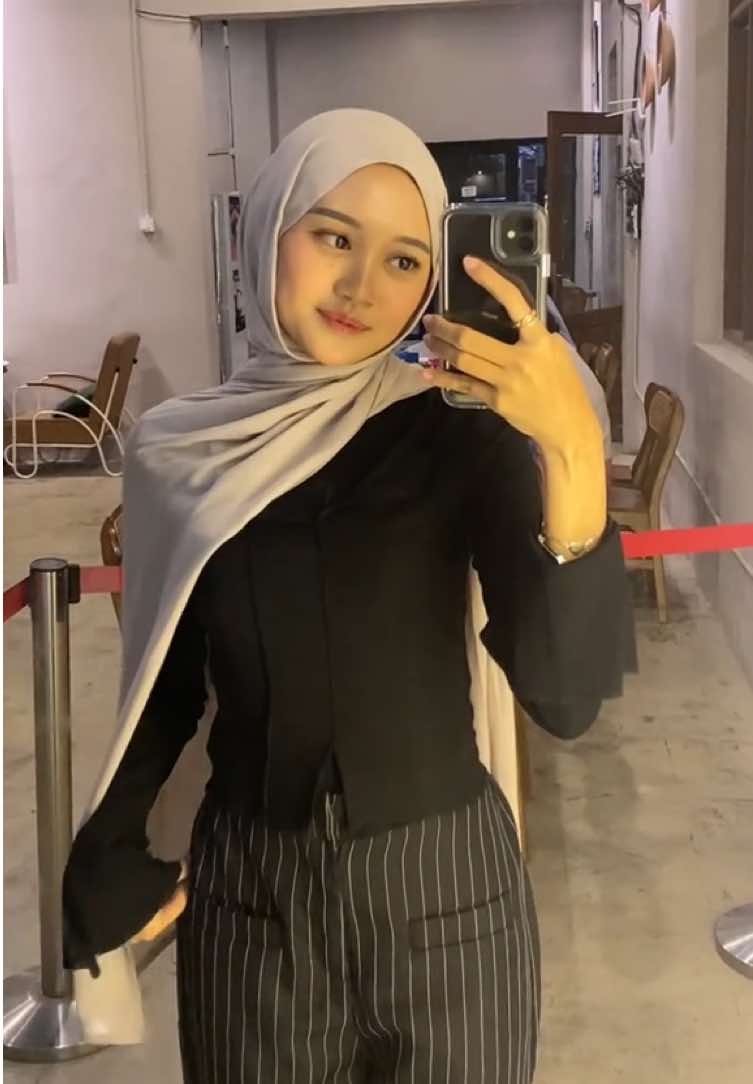 SPILL disinii  @risniaaa♡ 🧃🍒✨🤍🎀 #fyp #fitcheck #OOTD #hijab 