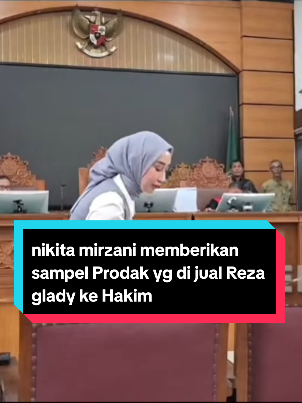 nikita mirzani memberikan sampel Prodak yg di jual Reza glady ke Hakim #nikitamirzanimawardi_17 #rezagladys 