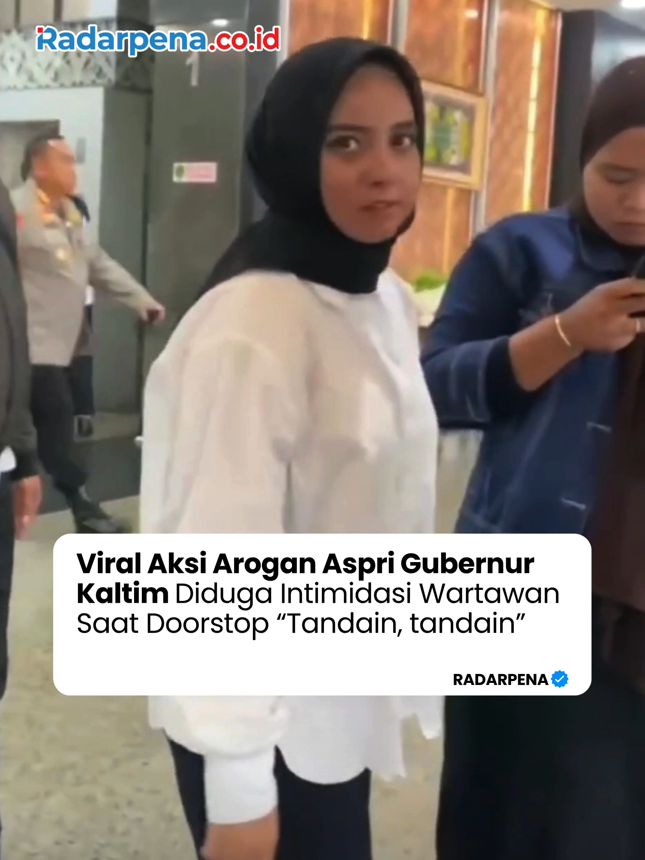 Suasana wawancara doorstop Gubernur Kalimantan Timur, Rudy Mas’ud, di Kantor Gubernur Kaltim mendadak tegang, Senin (21/7/2025). Seorang asisten pribadi (Aspri) diduga melakukan tindakan intimidatif dengan menghentikan paksa sesi tanya jawab sejumlah jurnalis. Dalam video yang beredar, seorang ajudan perempuan terdengar berulang kali berkata, “Sudah, sudah, mas, mas, tandai, tandai,” kepada wartawan yang sedang mengajukan pertanyaan. Ketua Persatuan Wartawan Indonesia (PWI) Kaltim, Abdurrahman Amin, menilai tindakan tersebut tidak dibenarkan. “Kalau pertanyaannya menyangkut tugas dan kewenangan publik, tidak ada alasan untuk dihalangi. Kalau pun tidak ingin menjawab, sampaikan secara elegan, bukan dengan intimidasi,” tegasnya, Selasa (22/7/2025). Sementara itu, Kepala Biro Administrasi Pimpinan Setda Kaltim, Syarifah Alawiyah, mengklarifikasi bahwa insiden itu terjadi karena kondisi Gubernur yang kelelahan dan harus segera menghadiri agenda berikutnya, bukan karena pelarangan liputan. --- #Radarpena #Radarpenanews #Kaltim #BeritaKaltim #Jurnalisme #PWI #IntimidasiWartawan #Liputan #Doorstop