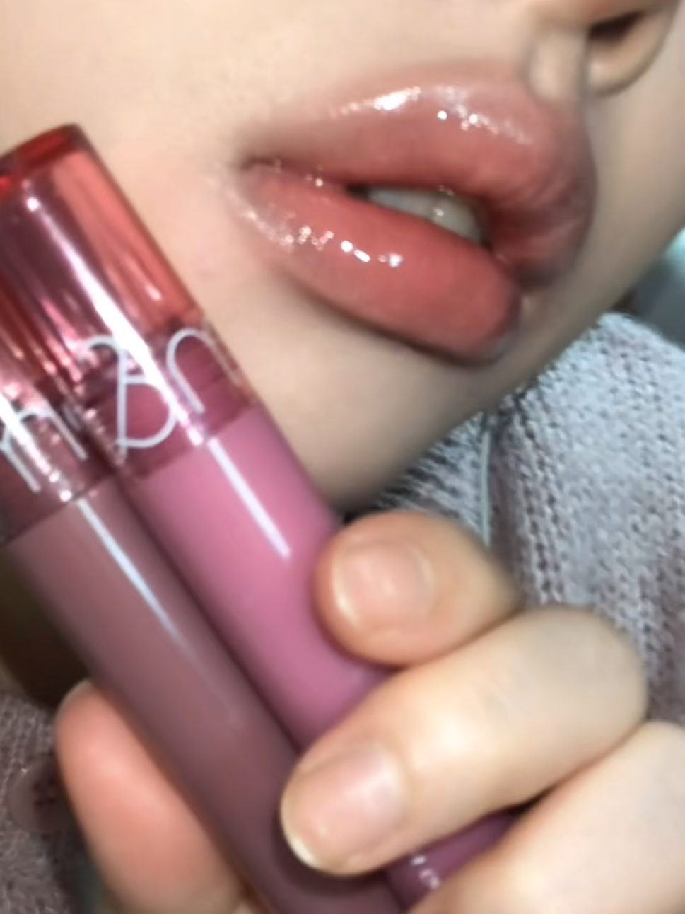 The glow that made Rom&nd famous 💖 One swipe = shine + vivid color that sticks all day! #romand ##glastincolorgloss #kbeautytrend