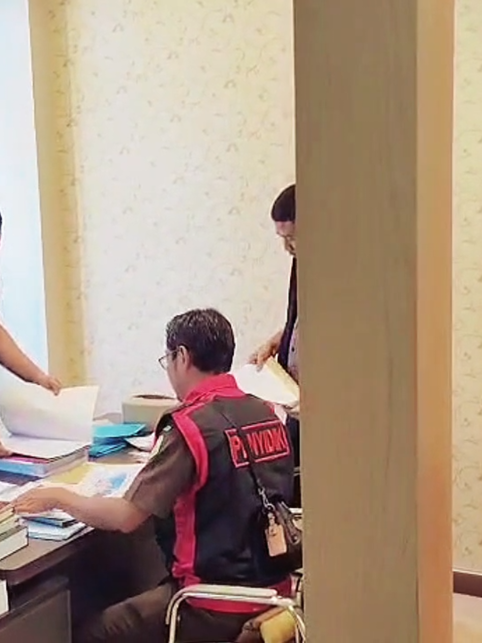 Lagi-lagi Kantor Dinas Kesehatan Bandung Barat di Geledah KEJARI, Ada Apa? Bandung Barat, (Mitraenamdua.com)_ Aura ketegangan menyelimuti Kantor Dinas Kesehatan (Dinkes) Kabupaten Bandung Barat (KBB), Kamis (24/7/2025) siang. Sejumlah petugas Kejaksaan Negeri (Kejari) Kabupaten Bandung tampak mengenakan rompi berwarna merah muda tertuliskan SATUAN KHUSUS PEMBERANTASAN KORUPSI menggeledah sejumlah ruangan di kantor tersebut secara maraton sejak pukul 11.00 WIB. Penggeledahan yang menyita perhatian itu disebut merupakan buntut dari kasus korupsi pengadaan mobil laboratorium caravan Covid-19 yang merugikan negara hingga lebih dari Rp3 miliar. Kasus ini telah menyeret tiga tersangka, termasuk mantan Kepala Dinkes KBB, Eishen Hower. Berdasarkan pantauan langsung jurnalis Mitraenamdua.com, tim penyidik dari Kejari memasuki ruang-ruang staf dan memeriksa dokumen-dokumen penting. Kepala Dinas Kesehatan KBB saat ini, dr. Ridwan Abdullah Putra, terlihat mendampingi para penyidik selama proses berlangsung. 