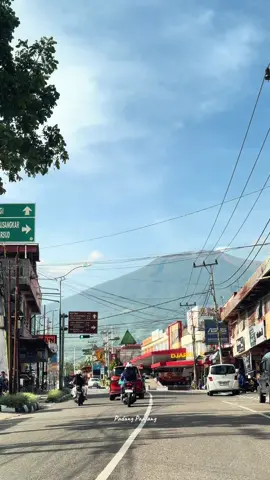 View di jalan aja seindah itu #padangpanjang #marapi #sumbar #sumbarrancak #kampuangtacinto #laguminang #tiktokminang #tiktok #videos #viewmarapi 