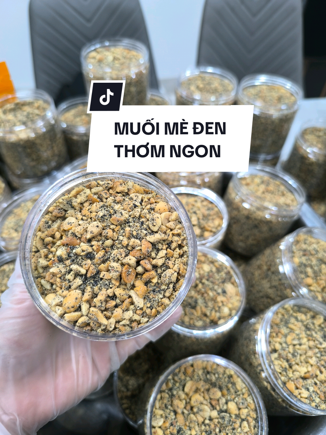 Muối vừng đen thơm ngon, nóng hổi😋😋😋  Ai cũng tưởng làm muối vừng là đơn giản á?Không nha! Đây là đỉnh cao của sự kiên nhẫn và đam mê ăn ngon đấy nha.,Lạc thì phải rang cho vàng ruộm, vừa giòn, không cháy ủ cho giòn tan.,Vừng đen rang tí tách mà thơm lắm nhưng rất khó căn nếu rang sai một chút là đắng như… tình cũ luôn đấy.,Giá vị đơn giản chỉ cần chút muối hồng rang khô, giã nhuyễn, không quá mặn, không quá nhạt, vừa đủ để gọi là ‘cơm trắng cứu đói quốc dân’,Ai bảo đơn giản là dễ á, đây là muối vừng nhà làm, không phải chuyện đùa đâu ạ!,Ai không đủ kiên nhẫn làm thì nhấn vào góc trái đặt ngay 1 hộp nha.. #muoivung #muoivungchay #shopxuhuong #monngonmoingay #ancungtiktok #healthy #mukbang #CapCut 
