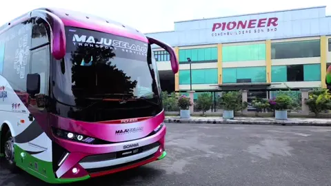 Setiap perjalanan bermula dengan keyakinan. Bersama MAJU SELALU BAS, nikmati perkhidmatan bertaraf profesional ke destinasi anda. 🚌🚏📍@Maju Selalu Holidays #MajuSelalu #TravelMore #fypシ゚viral #fyppppppppppppppppppppppp #pioneercoachbuilders 