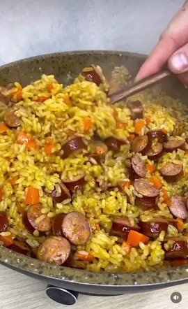 #вкусноибыстро #лайфхак #їжа #їжанакамеру #рецептза5минут #смачно #вкуснокакумамы #дужесмачно #рис#пловсколбасками#плов 