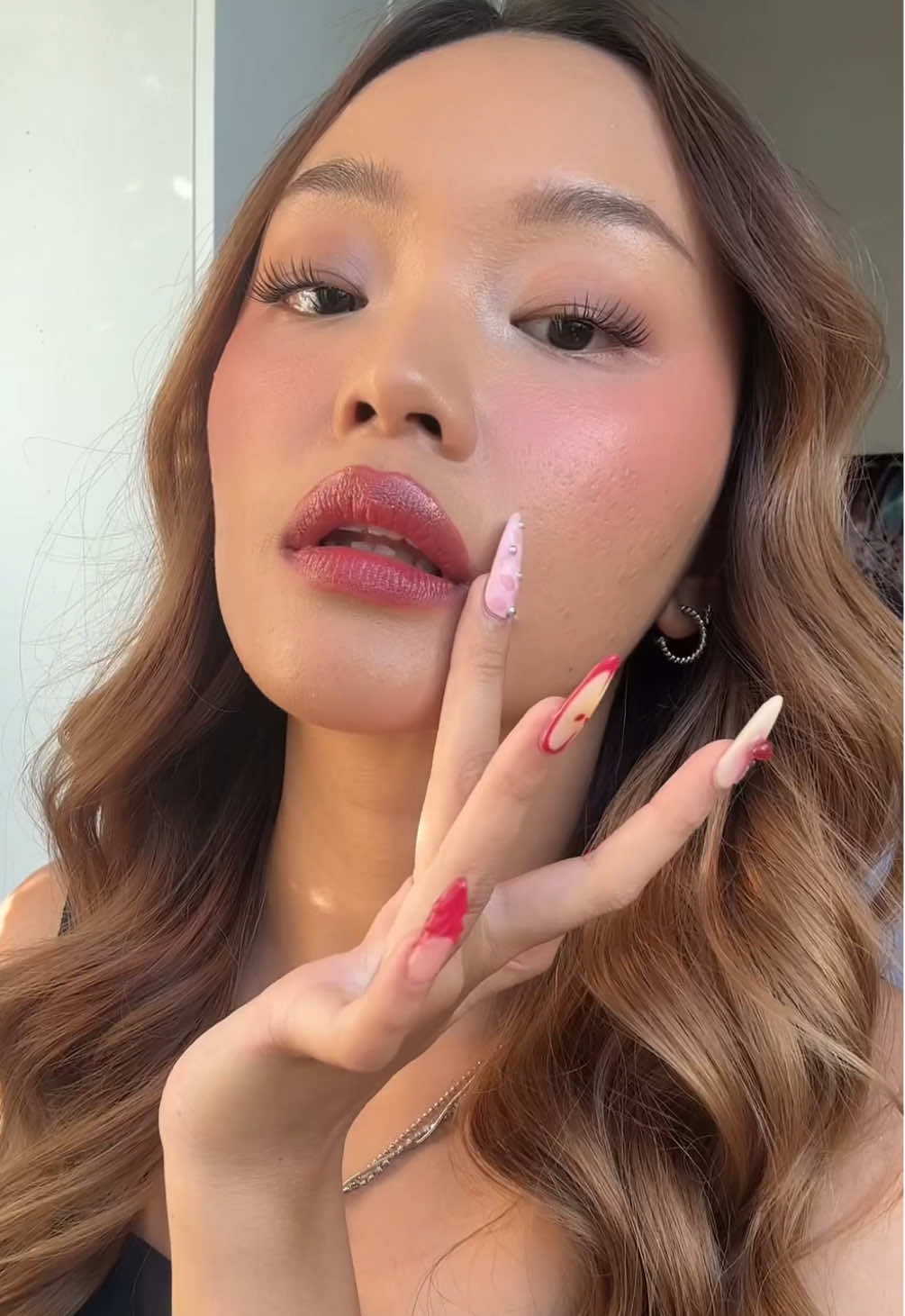 Hi! This is Mia ー The 90's deep chestnut with cool undertone on @eirubylene 💋 #RolloverReaction #DoWonders #lipbalm 