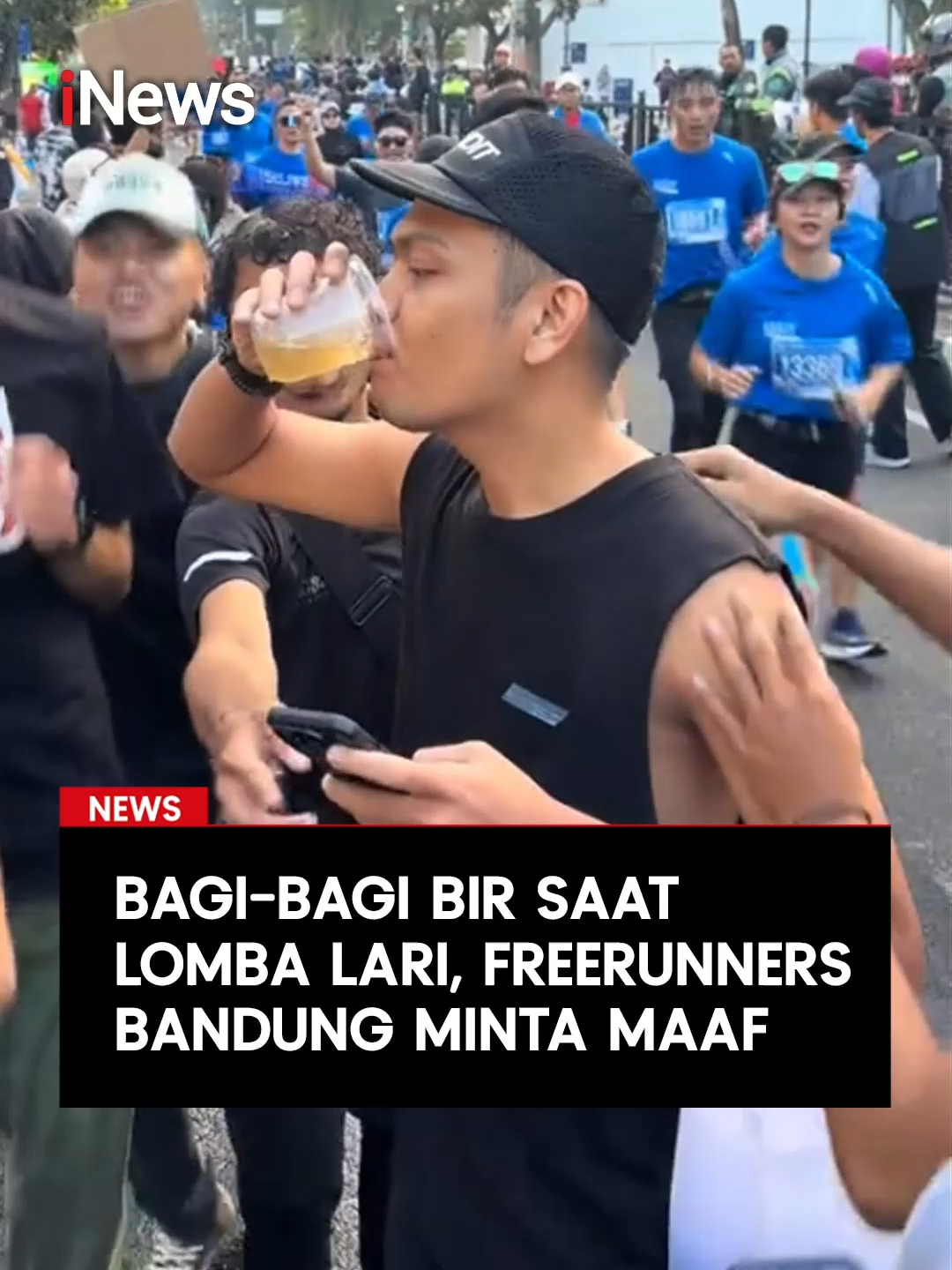 Komunitas pelari Freerunners Bandung menjadi sorotan publik setelah membagikan bir gratis kepada peserta lomba lari setengah maraton di Bandung pada Minggu lalu. Aksi ini dilakukan di zona penyemangat 500 meter jelang garis finis, dengan minuman yang sudah dituangkan ke dalam gelas plastik bening. Beberapa pelari mengira itu adalah air teh atau minuman bervitamin. Komunitas langsung menyampaikan permintaan maaf dan mengakui ada kelalaian dalam mengizinkan pihak sponsor membawa minuman beralkohol. Kejadian ini menuai banyak kritik dari publik, meski sebagian masih memberikan pembelaan. Freerunners Bandung telah menjelaskan kronologi kejadian kepada penyelenggara lomba dan juga kepada Wali Kota Bandung. Mereka berjanji akan bertanggung jawab atas kekeliruan tersebut. Komunitas pelari lain pun berharap agar insiden ini tidak mencoreng reputasi pelari Bandung secara keseluruhan. #FreerunnersBandung #LombaLariBandung #BirDiEventOlahraga #KontroversiKomunitasLari