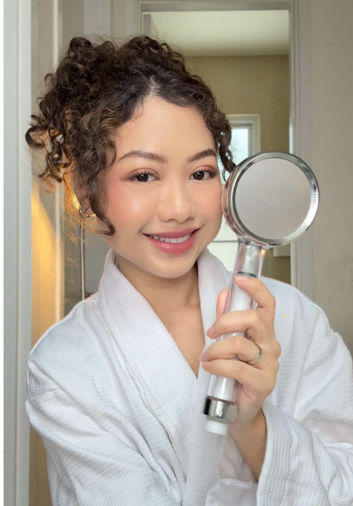 Baru paham kenapa ada tipe orang yang rela mandi pake air mineral 😳 Air mandi ternyata ngaruh banget ke kondisi kulit & rambut. Makanya sekarang aku ganti shower head aku pake shower filter head dari Korea @Daily Cha-e . Ada double filter + Vitapresso yang bantu banget buat kulitku yang sensitif jadi nggak gampang gatel atau jerawatan dan mandi pun jadi relaxing kayak spa 🧖🏻‍♀️✨ #dailychaeid #dailychae #dailychaeeveryday