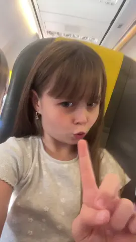 מה אני עושה לפני ההמראה אתם שואלים?😂  #לינדה #לינדהלינדה #fyp #fypシ #fypシ゚viral #foryou #פוריועולמי #פוריוווו #foryoupage 