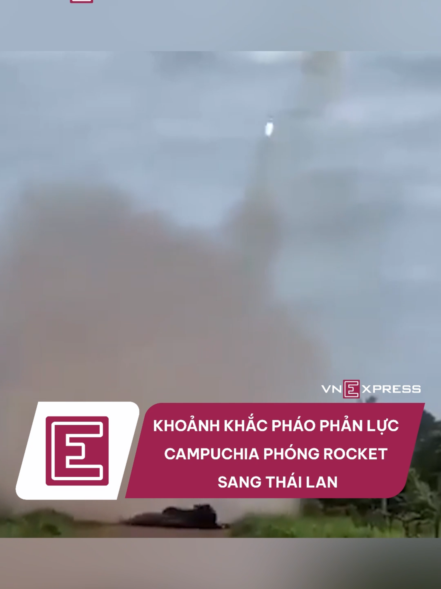Khoảnh khắc pháo phản lực Campuchia phóng rocket sang Thái Lan #vnexpress #tiktoknews #vne