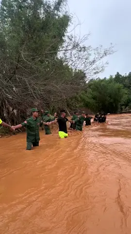 洪水期间帮助人们渡河  #UWSA #myanmartiktok🇲🇲🇲🇲 #WaState #缅甸🇲🇲 