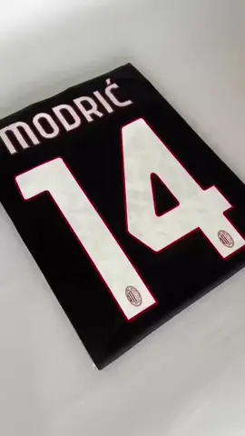 Modric lancia una nuova maglia per il Milan nella stagione 2025-2026. Pensate che Modric indosserà la maglia numero 10 dopo essere arrivato al Milan? #fyp #Modric #calcioTikTok #magliacalcio #calcio #maglia #acmilan 