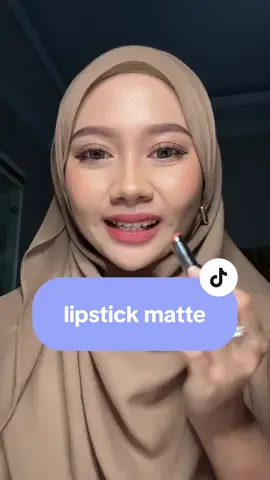 buat aku yang males retouch ini opsi yang bagus sih, ga bikin kering juga #lipstick #lipstickreview #lipstickrecommendation @DAZZLE ME INDONESIA 