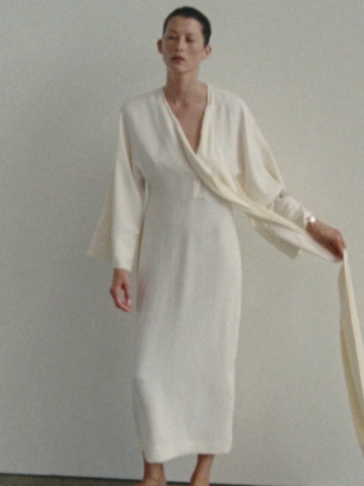 THE PROCESS IV A selection of Zara Woman garments that are created under the watchful eye of a careful process The process behind each of these pieces marks a constant, revealing and significant path in the development of prototypes. Photographed by Hanna Tveite  Starring Angela Reynolds  #zara #zarawoman #theprocess