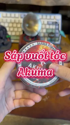 Sáp vuốt tóc Akuma là sản phẩm tạo kiểu hoàn hảo dành cho nam giới yêu thích phong cách mạnh mẽ, nam tính. Với chất sáp mềm mịn, dễ đánh tan, sáp vuốt tóc Akuma giúp giữ nếp lâu, không bết dính, tạo độ phồng tự nhiên mà vẫn giữ tóc mềm mại cả ngày dài. Hương thơm nam tính, cuốn hút giúp bạn tự tin trong mọi hoàn cảnh. Phù hợp với nhiều kiểu tóc từ undercut, side part đến tóc xoăn nhẹ. Dễ gội rửa, không gây khô tóc hay gàu. Lựa chọn sáp Akuma – định hình phong cách, khẳng định cá tính! #sapvuottoc #sapvuottocnam #sapvuottoccaocap #sapvuottocakuma #xuhuong 