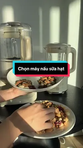 Chọn máy nấu sữa hạt cũng như chọn chồng á, mỗi người mỗi gu. Gu Nhi là lực lưỡng gia chưởng nên Nhi thích máy lớn kia hơn nha 😂 #eatcleanhong #dailyvlog #joyoungvietnam #maysuahat #thuongthuctronven 