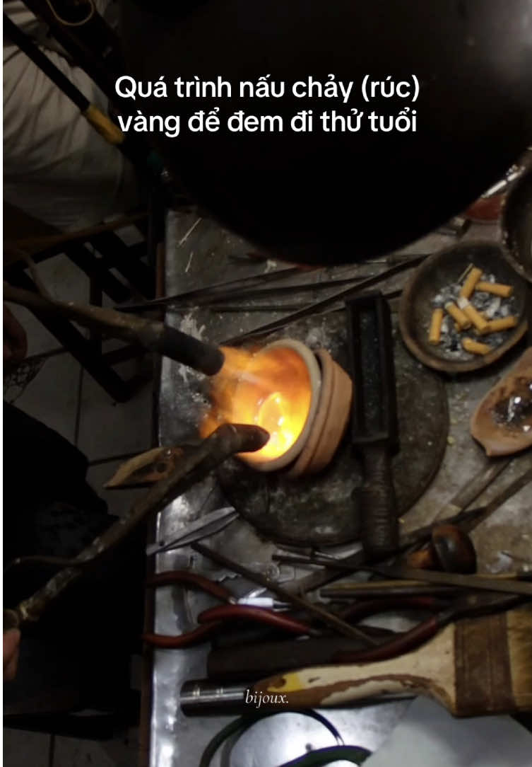 Chúng mình tiến hành nấu chảy (rúc) vàng thành khối hoặc miếng để đưa đi thử tuổi Nguồn nguyên liệu chủ yếu là vàng từ các trang sức đã qua sử dụng, thường còn dính bụi bẩn và lẫn nhiều tạp chất. Trong quá trình rúc, chúng mình cho thêm hàn the như một chất trợ dung, nhằm loại bỏ tạp chất và đảm bảo vàng sau khi nấu đạt độ tinh khiết cao hơn. Sau khi hoàn tất, vàng sẽ được đưa đi kiểm tra tuổi (hàm lượng vàng nguyên chất) để xác định mức karat tương ứng, chẳng hạn như 24K, 18K… ⭐️“Rúc vàng” là cách nói quen thuộc trong nghề kim hoàn, có thể hiểu là nấu chảy vàng. ⭐️“Thử tuổi” vàng tức là kiểm tra hàm lượng vàng (ví dụ vàng 24K là 99.99%). #giacongtrangsuc #customerservice  #giacongtrangsuctheoyeucau #jewelrymaking #handmadejewelry #jewllerydesign #feedbackpost #vietnam #hanoi 