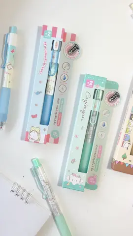 🥰Oniso x Sanrio💝 1 กล่องมี 1 ปากกา+2ไส้ มีมาให้เลือก 4 ลาย น่ารักสุดๆ . #นัดพบเครื่องเขียน #รีวิวปากกา #onisogelpen #ปากกาเจลแห้งไว #studygram #hapidanbui #kitty