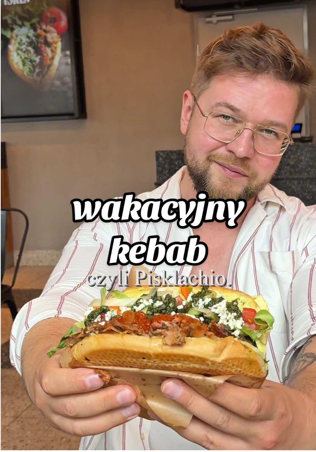 Kura Warzyw Ul. Prosta 70, Warszawa @Kura Warzyw  Kto by pomyślał, że kebab może smakować jak wakacje? W Kurze Warzyw na Prostej wpadł mi w ręce Pisklachio – autorska kompozycja Artura Skotarczyka (tak, tego od gwiazdki Michelin!). Soczyste udka z kurczaka albo Roślinna Kura, dżem z pomidorów, salsa pistacjowa i dwa sosy, które robią letnią robotę. Wszystko zamknięte w berlińskiej bułce i… kosztuje 34 złote, czyli chyba najmniej, ze wszystkich sezonowych specjałów Kury Warzyw. Jeśli mieszkasz w okolicy Ronda Daszyńskiego i zwykle nie zaglądasz do lokali przy metrze – daj temu kebabowi szansę. Bardzo się cieszę, że kolejny raz mogę współpracować z lokalem, do którego sam regularnie wpadam. Jest to współpraca reklamowa. #kebabwarszawa #KuraWarzyw #Warszawa #goodplacewarsaw 