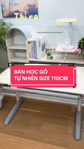 Bàn học A110 với chất liệu gỗ tự nhiên siêu bền. Nâng hạ bàn bằng tay quay, nghiêng bằng pistong thuỷ lực. Size lớn 110cm siêu tiện dụng cho các bé nha #ghechonggu #banhocsinh #banhocthongminh #banhocchobe 