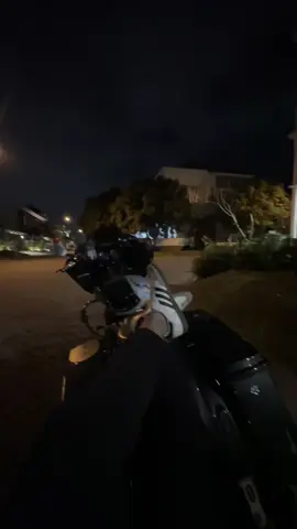 mending bersandar ke Harley daripada ke kamu yang tidak pasti🤪 #harleydavidson #adidas #nightriding 