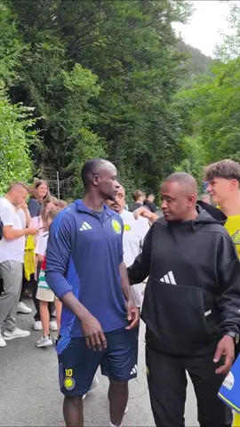 Actuellement en stage de préparation avec Al Nassr en Autriche, Sadio Mané n’a pas manqué de prendre un moment pour poser, comme à son habitude, avec quelques fans venus à sa rencontre. #SadioMané #AlNassr #PréparationEstivale #Autriche #Football #Fans #TeamAlNassr #Saison2025 #Mané 📹 @alnassr 
