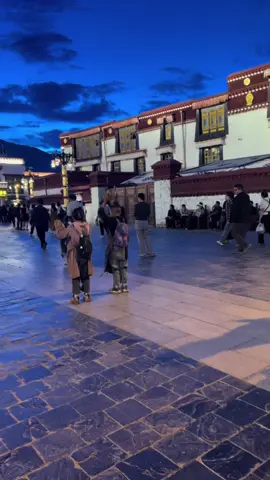 I wonder what they’re praying for. And will their prayers be answered? Around the temple there’re many people performing full-body prostrations with such devotion—kneeling, stretching forward, and lying flat on the ground. What surprised me most was seeing teenagers and even kids among them#tibet #china #travel 