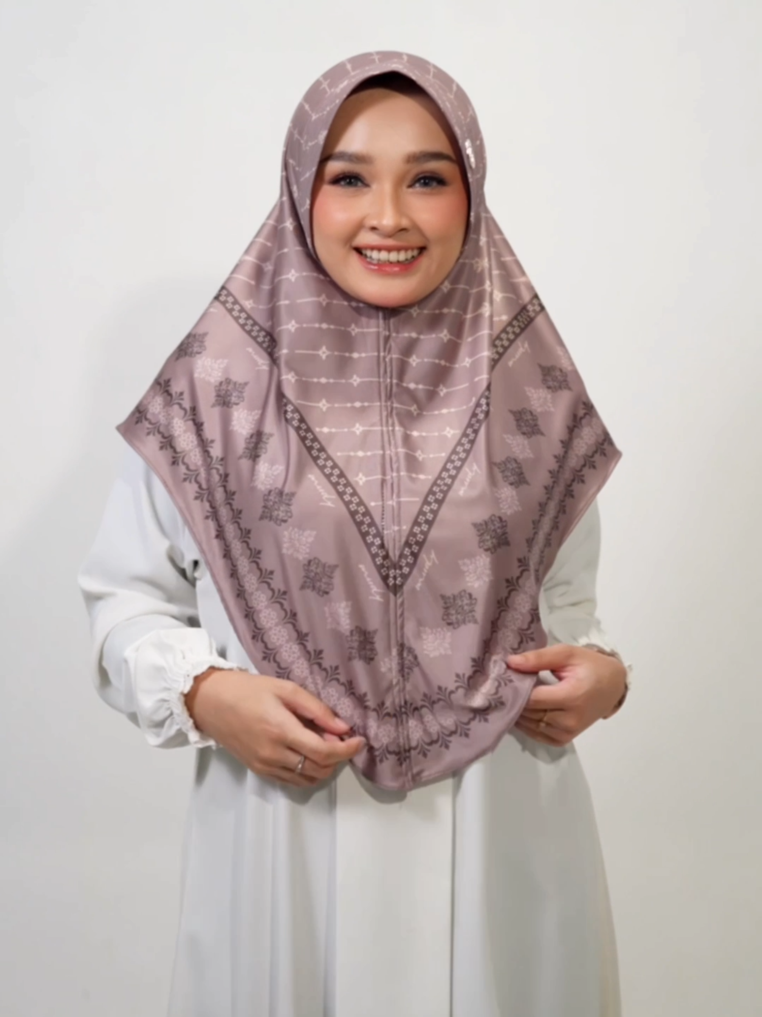 PAYDAY TINGGAL HITUNGAN JAM! betul banget nih bestie, jangan lupa untuk join livenya karena kalian akan bertemu dengan bergo motif etnik terbaru-NAHLA series! jangan sampai kehabisan ya siapa cepat dia yang dapat, staytune ya bestie!#hijabmudymudy #Payday #fyp #bergodaily #berandatiktok #bergohijab #bergopet