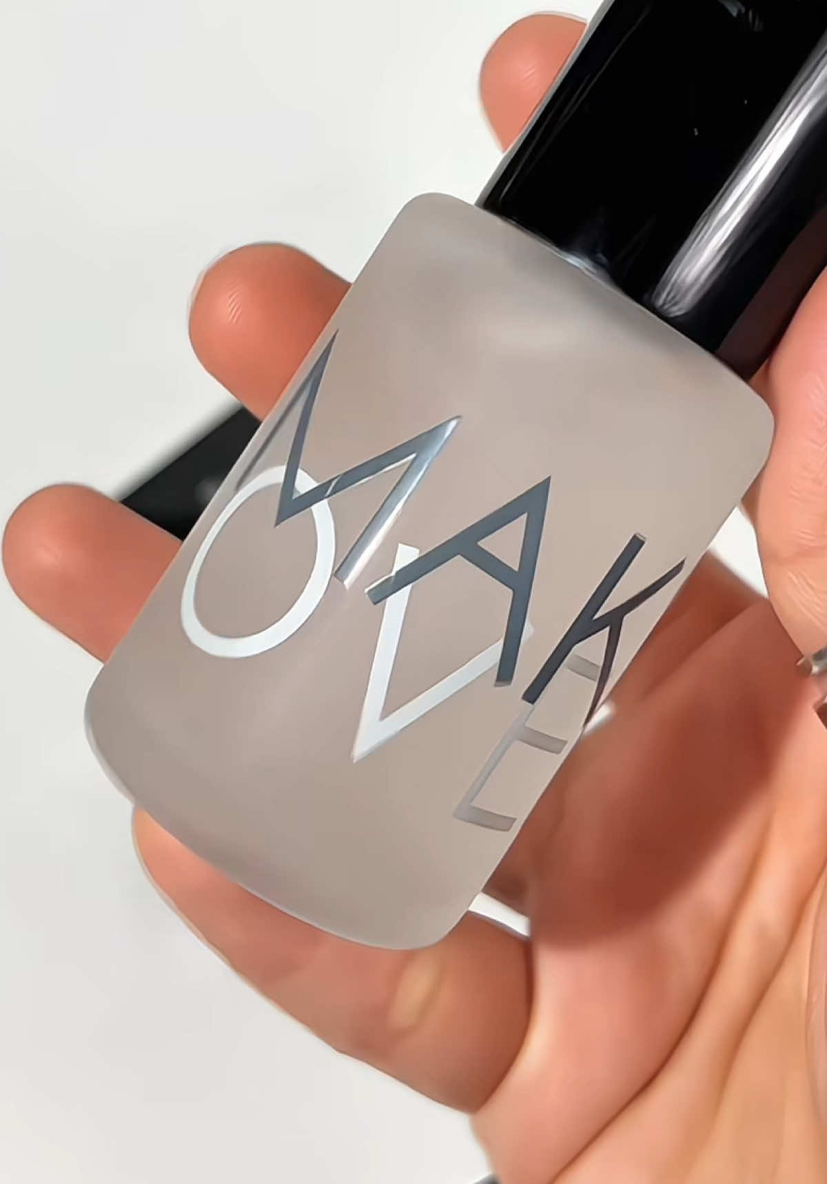 Bye bye cracked makeup 👋 @Make Over Malaysia Store #makeover #makeovermy #makeovercosmetics #makeovermalaysia #makeoverhydrationserum #hydrationserum 